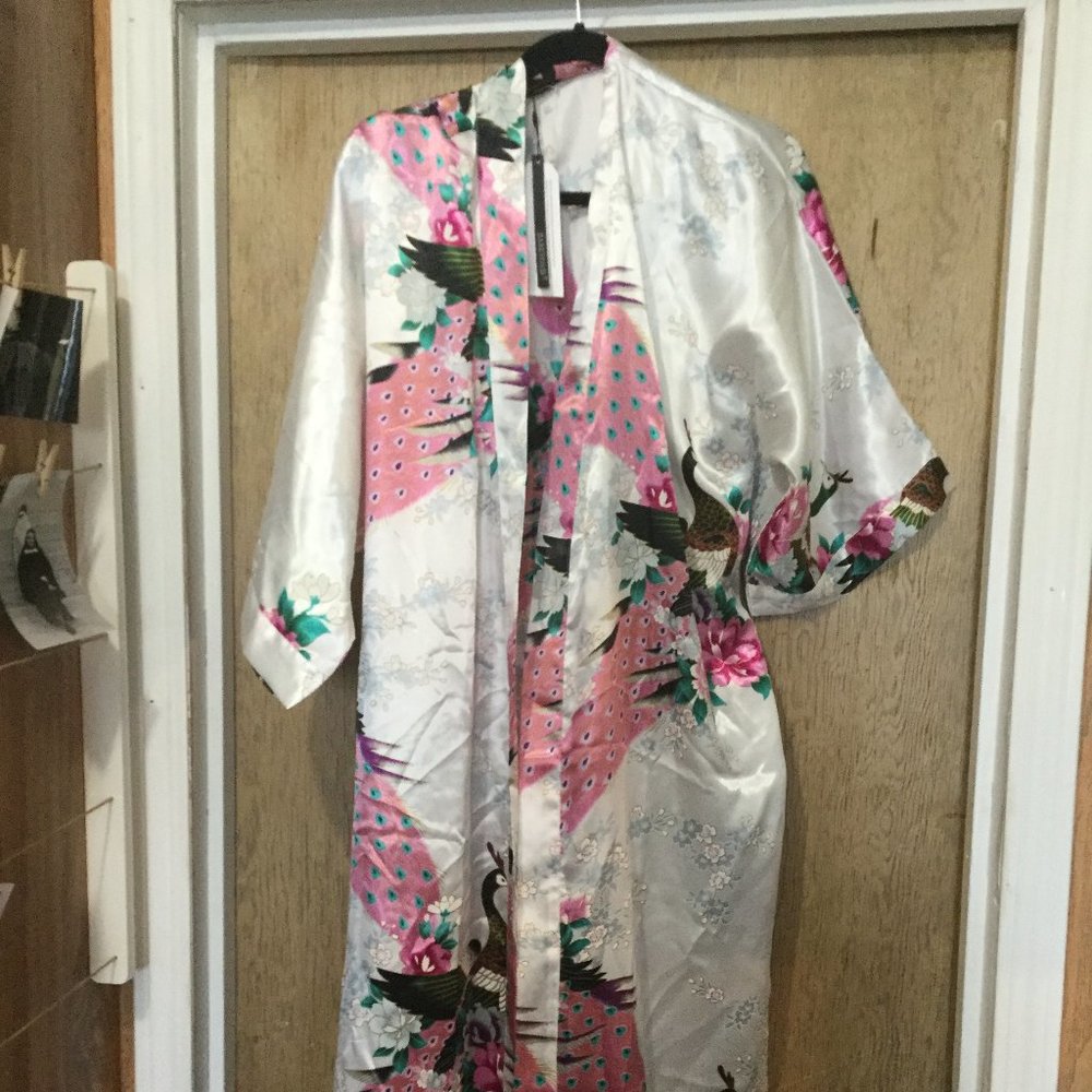 Stunning New with tags 100% Satin peacock print dressing gown great graphics
